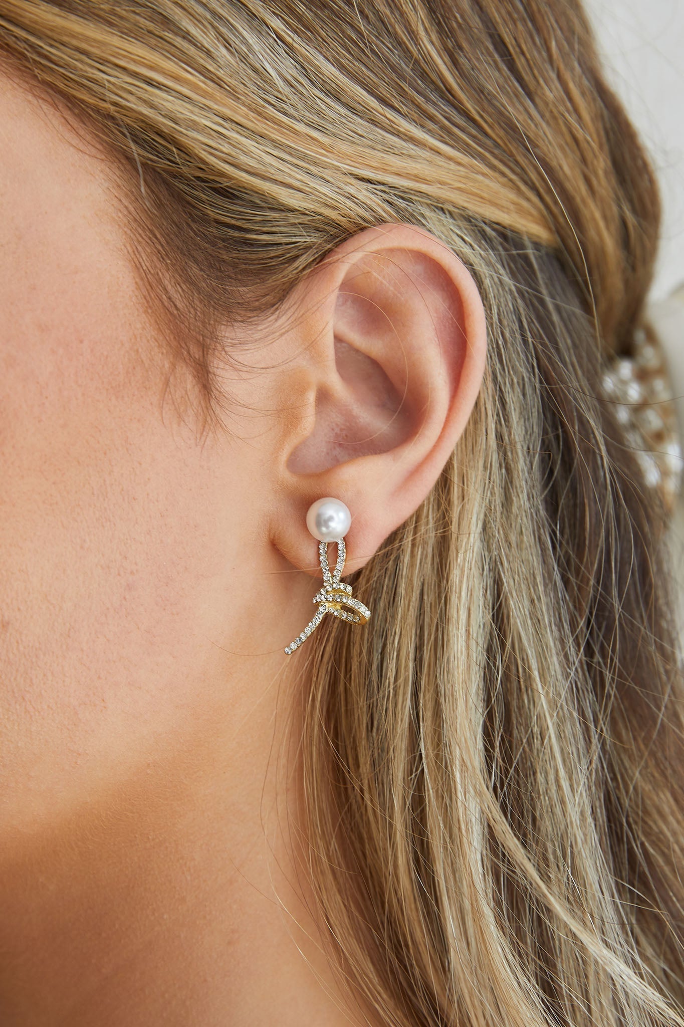 Knot Carrie Pearl Earrings in Gold Crystal