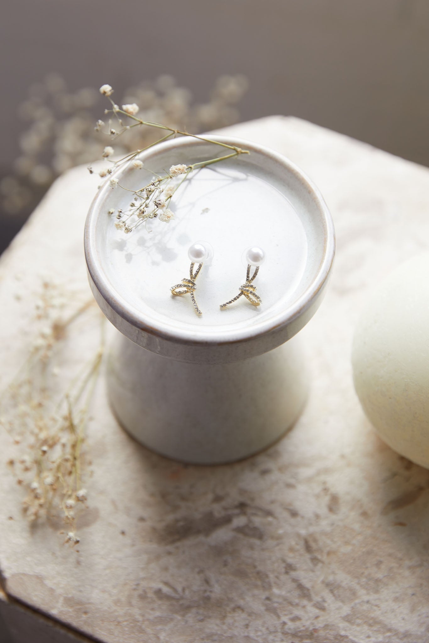 Knot Carrie Pearl Earrings in Gold Crystal