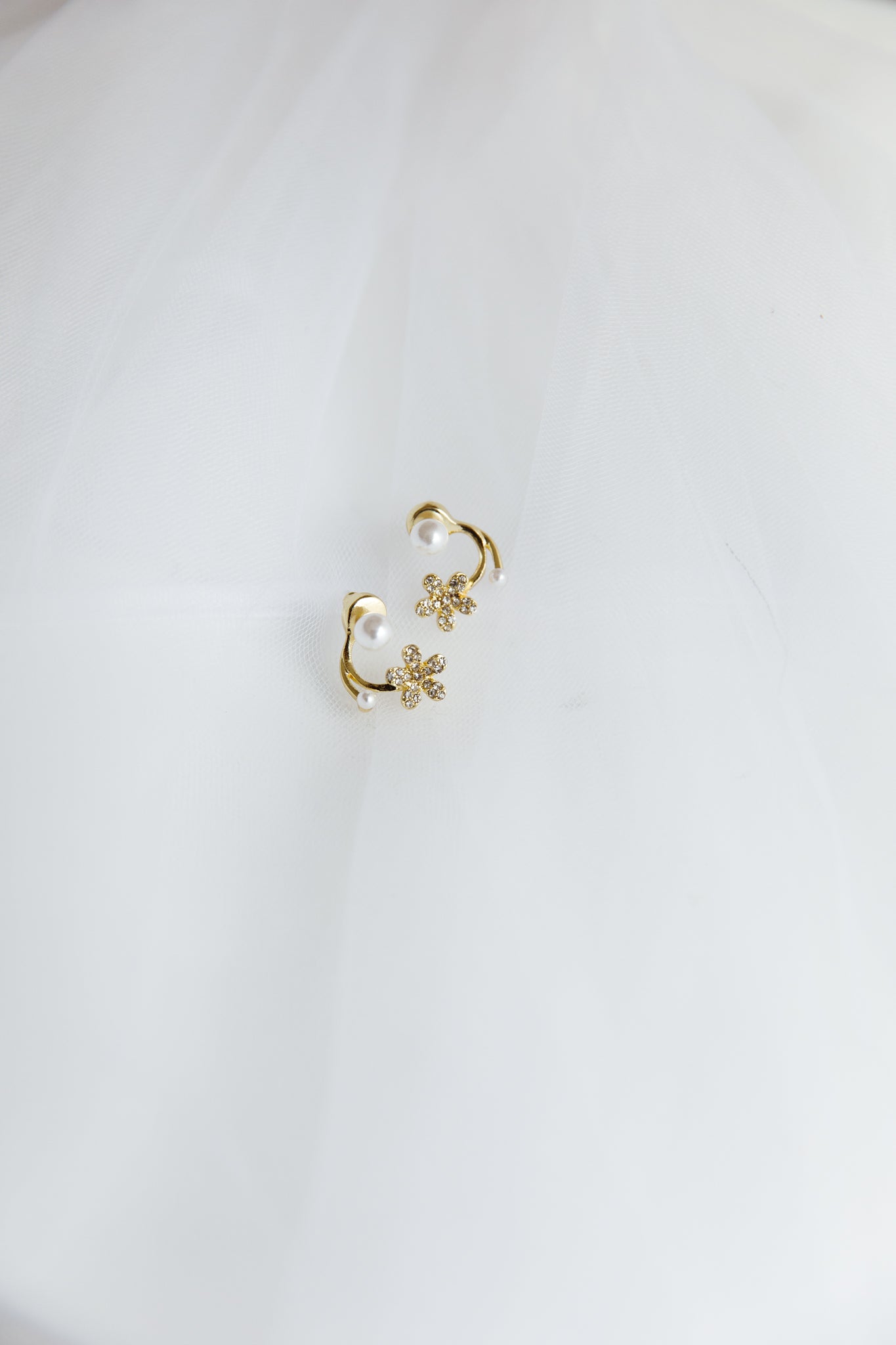 Dakota Pearl Gold Earrings