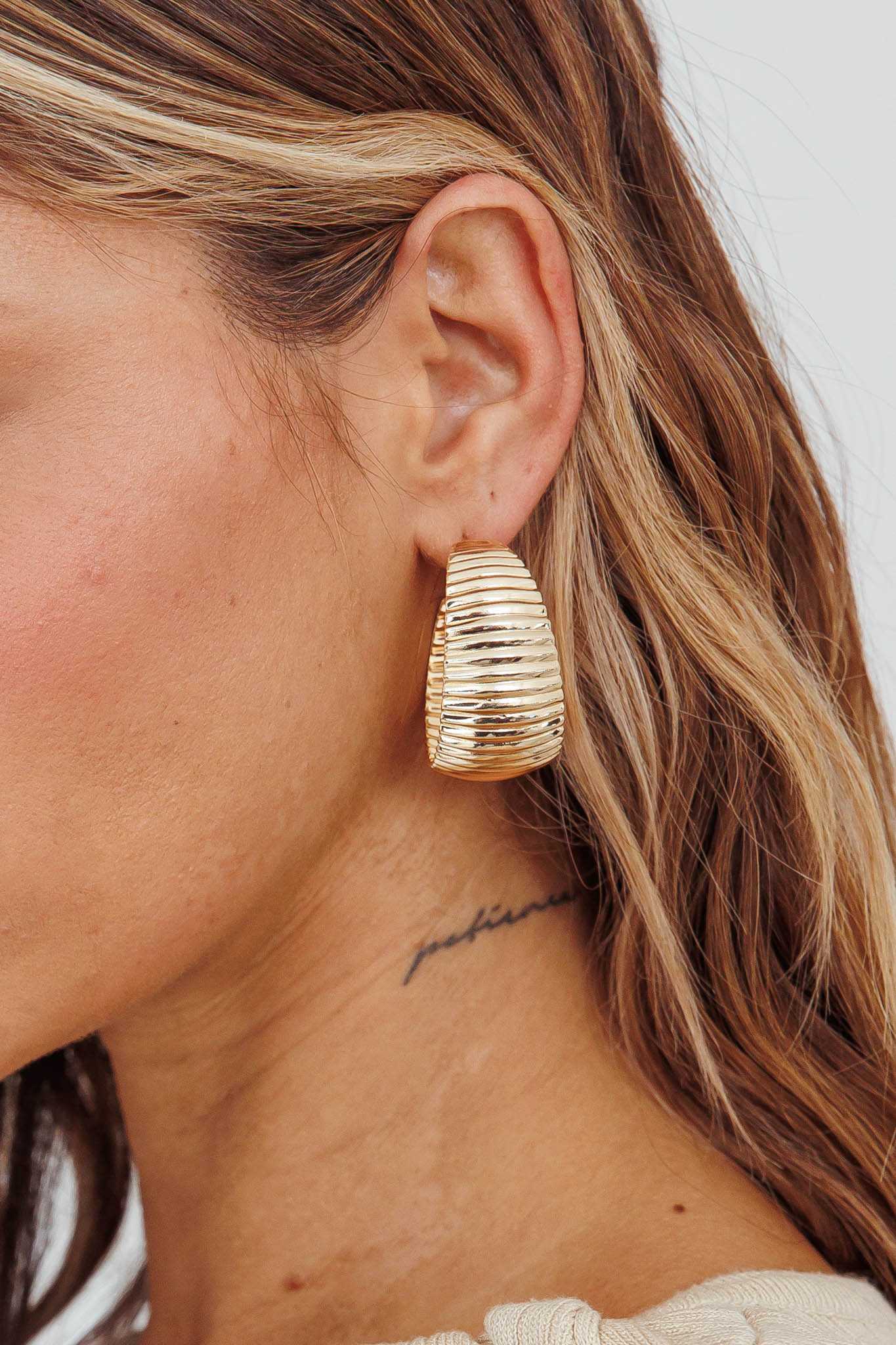 Laureen Ribbed Hoop Earrings in Gold