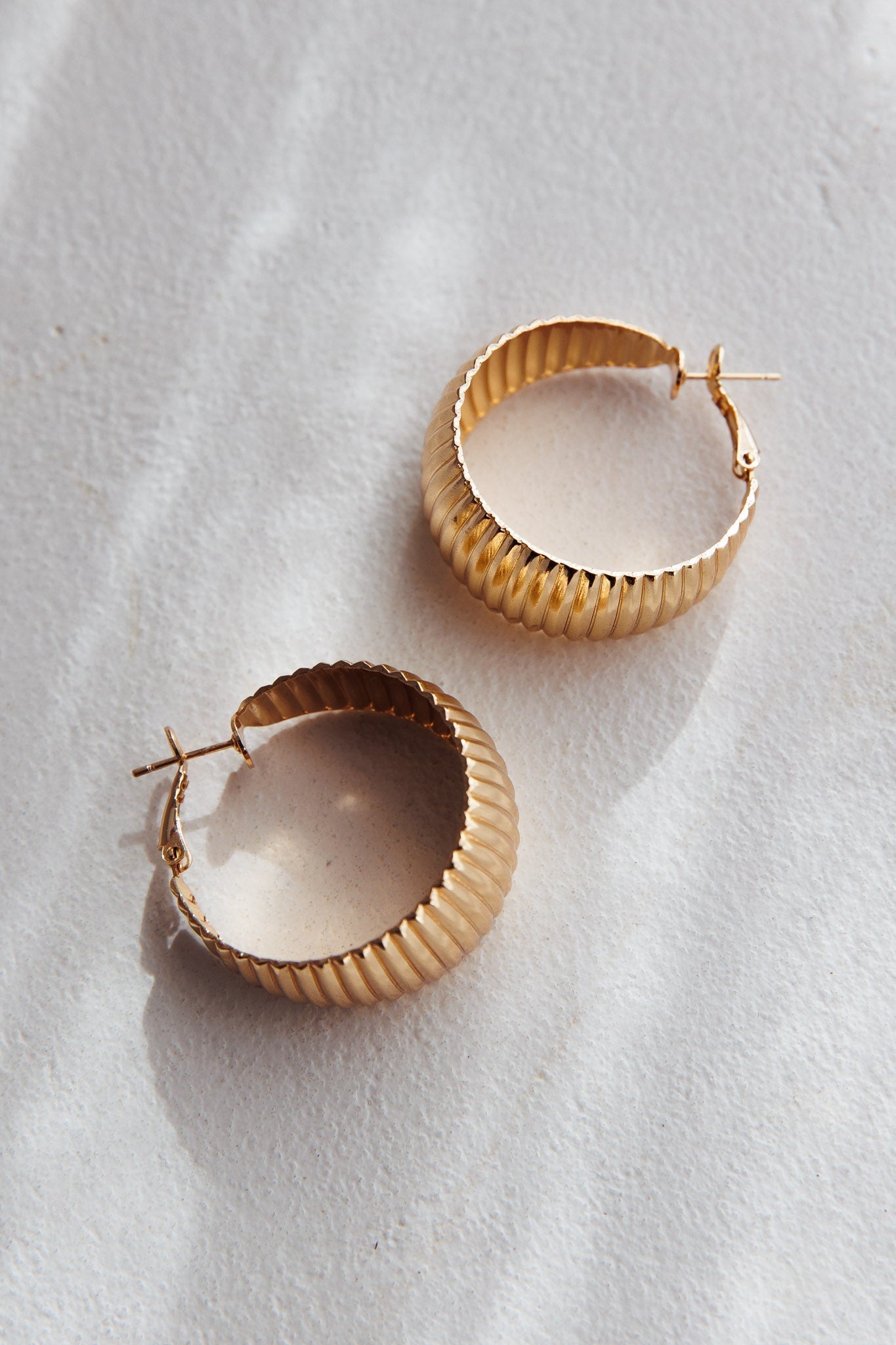 Laureen Ribbed Hoop Earrings in Gold