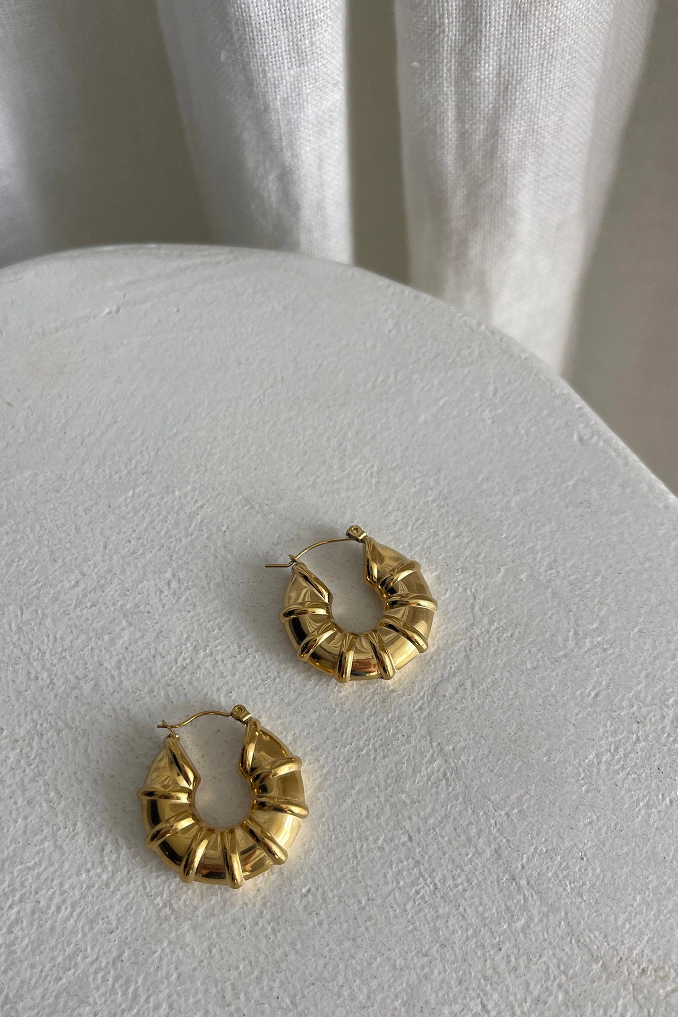 Chunky Ribbed Hoop Earrings Hillary Gold