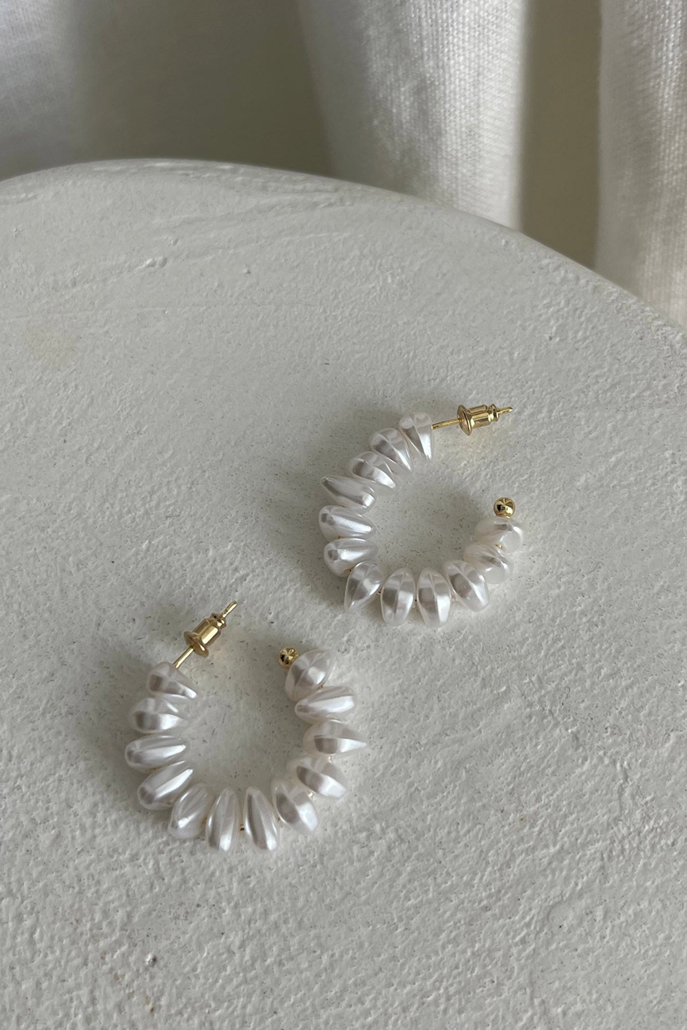 Ohana Baroque Pearl Hoop Earrings in Gold