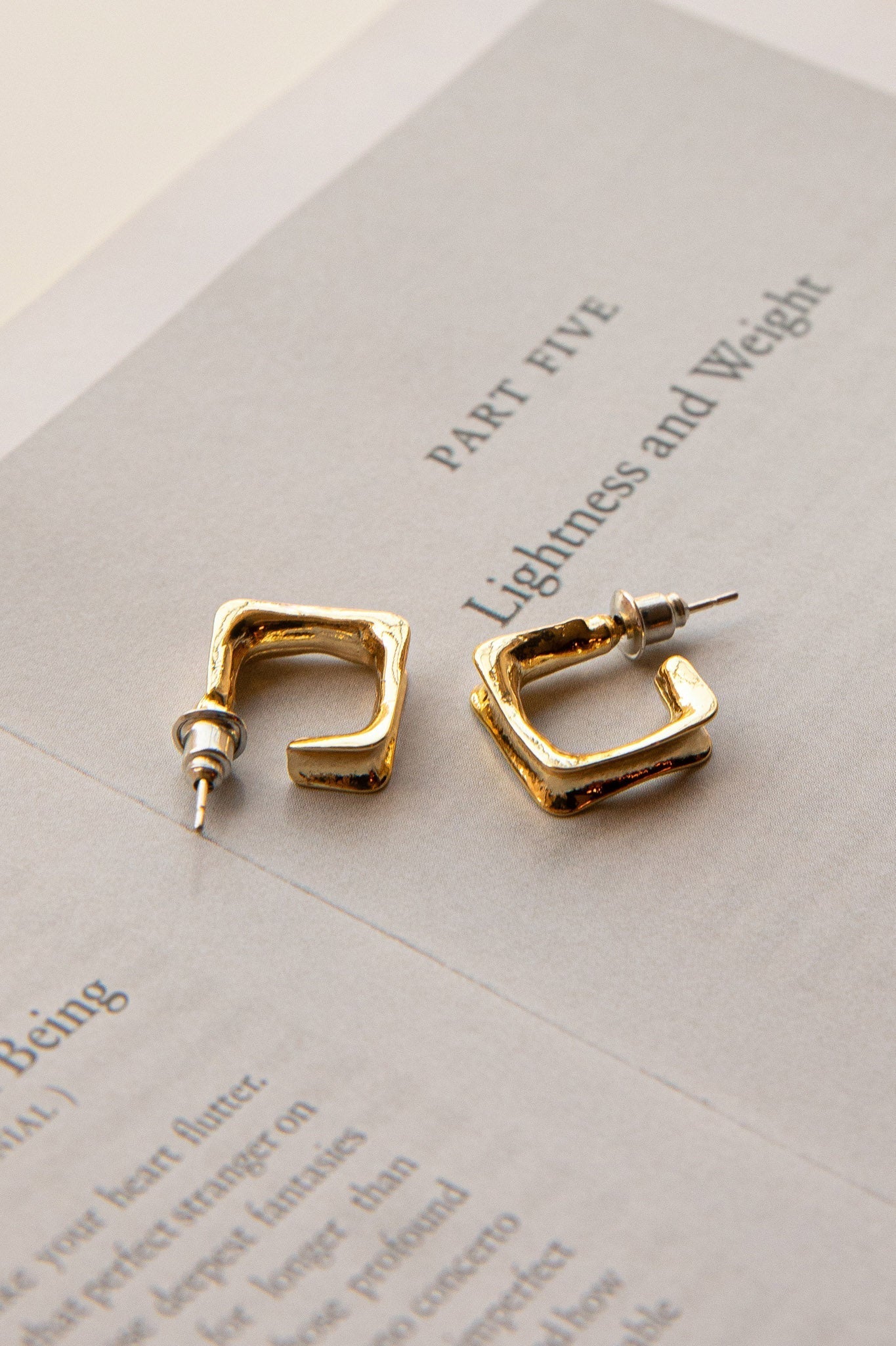 Open Hoop Earrings Isis in Gold