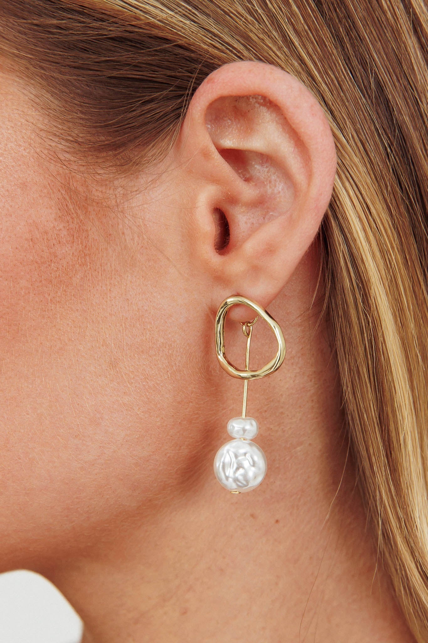 Amelie Drop Earrings in Golden Pearls