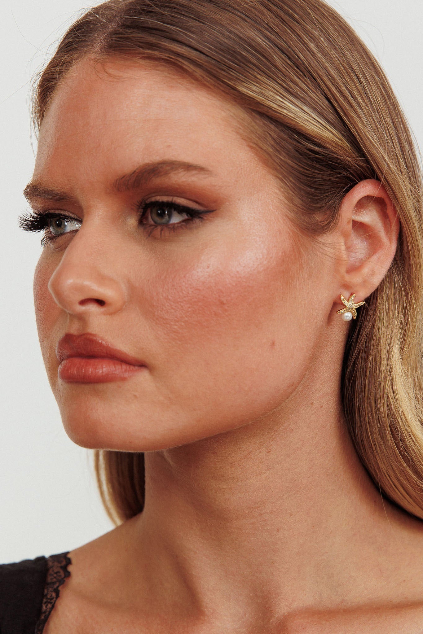 Ethereal Starfish Stud Earrings with Pearl in Gold