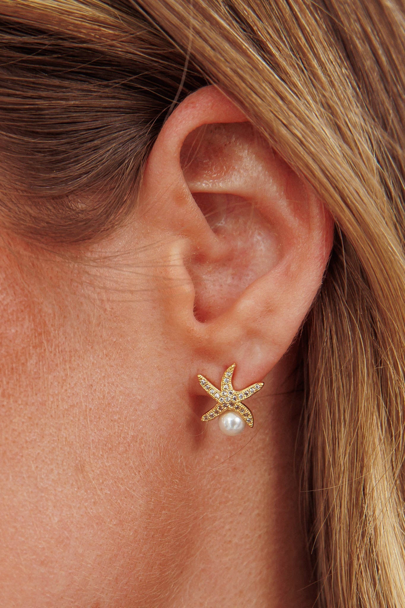 Ethereal Starfish Stud Earrings with Pearl in Gold