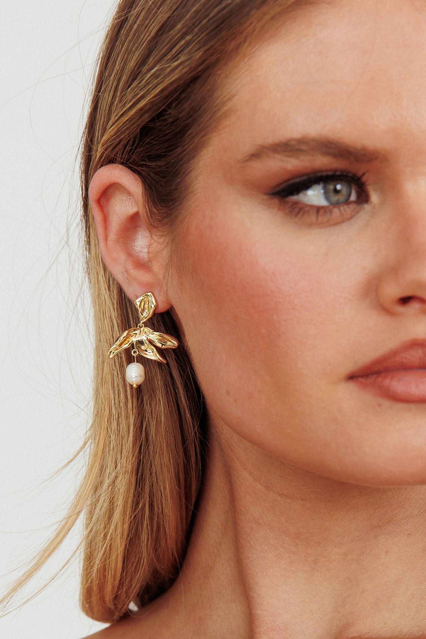 Lucie Flower-Shaped Earrings with Gold Pearl