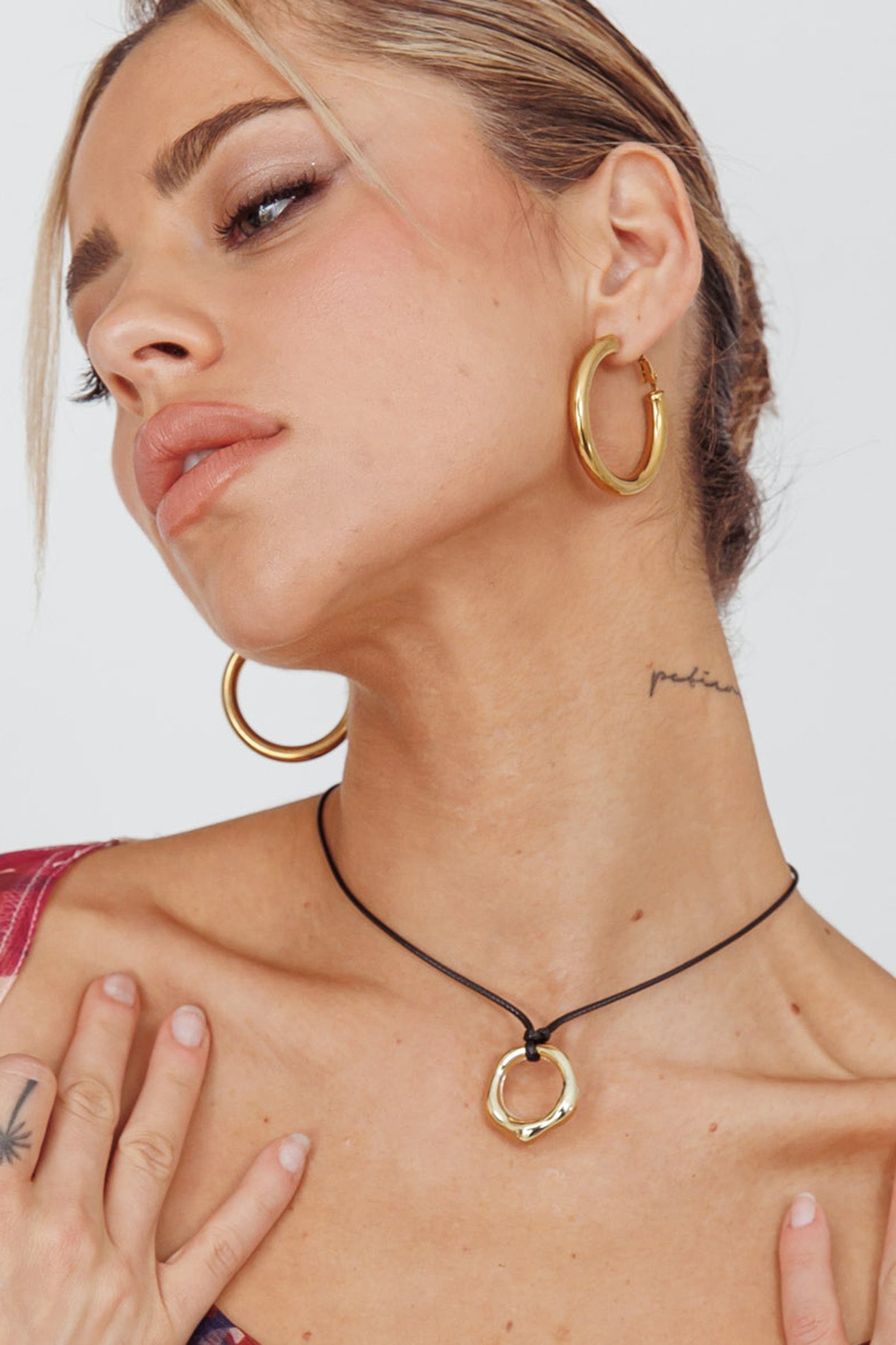 Carmen Circle Pendant Necklace in Gold