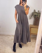 Énora | Solid Pleated Sleeveless Dress