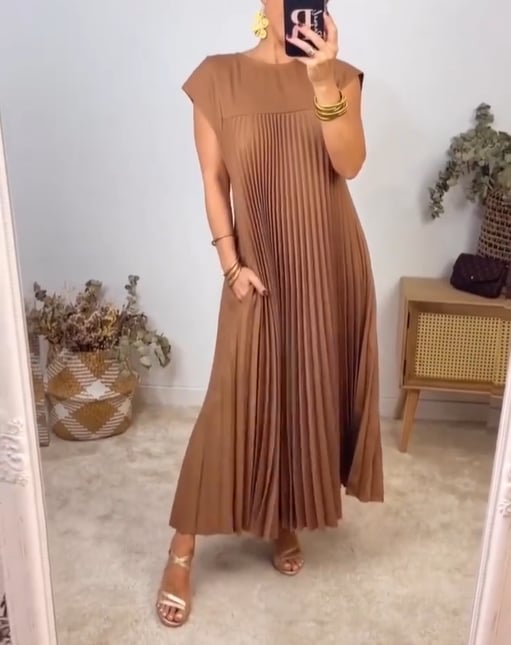 Auriane | Pleated Solid Dress